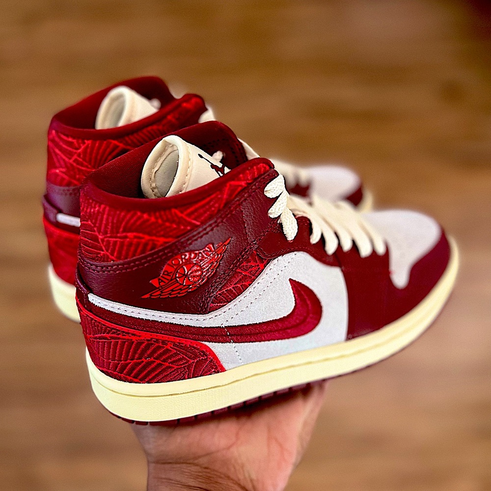 Air Jordan 1 Special Edition “Tiki Leaf” - Picture 5 of 10
